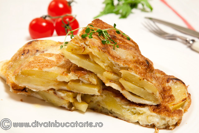Tortilla de patatas - Omleta spaniola cu cartofi si ceapa.