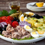 SALATA NICOISE - salata frantuzeasca de ton cu cartofi, rosii, fasole verde, oua si masline