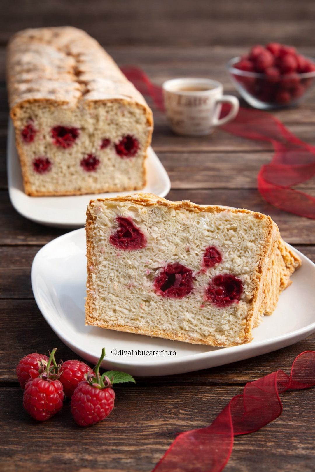 chec din albusuri cu nuca de cocos si zmeura A