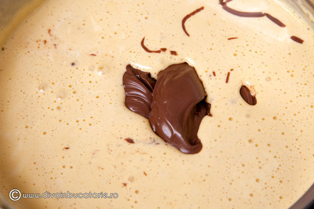 tort-de-ciocolata-cu-crema-nutella-si-alune-de-padure-5