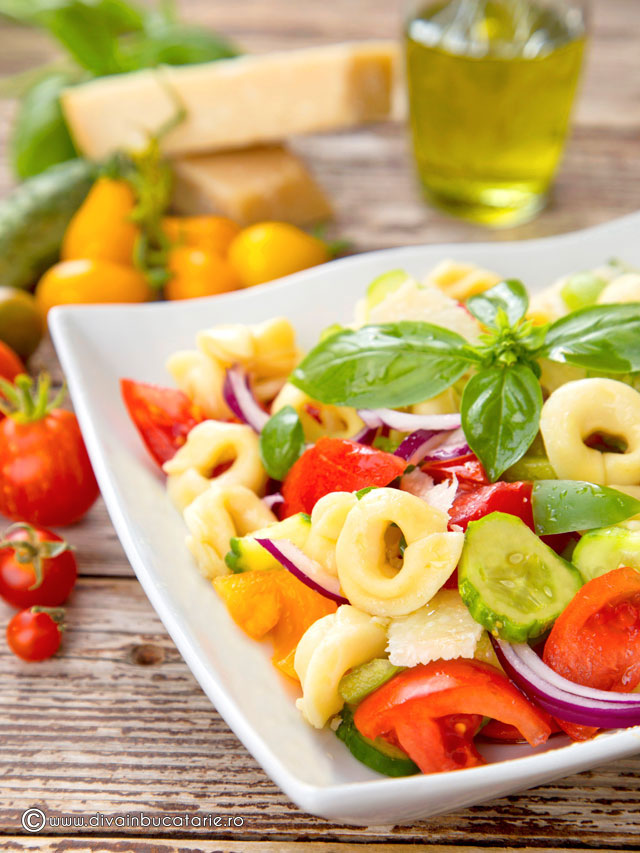 salata-de-vara-cu-tortellini-baneasa-si-parmezan-0