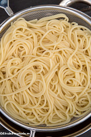 spaghetti-cu-sos-de-rosii-in-unt-si-piept-de-pui-5a