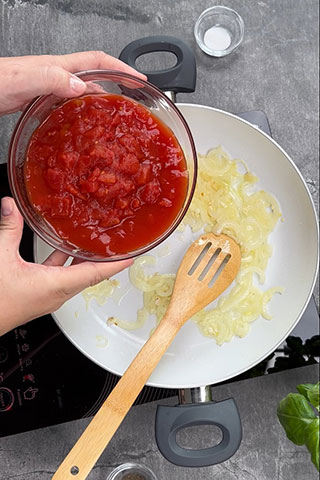 Spaghetti integrale cu sos de rosii diva in bucatarie 3