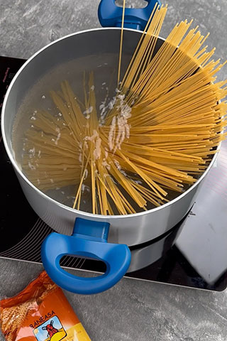 Spaghetti integrale cu sos de rosii diva in bucatarie 6