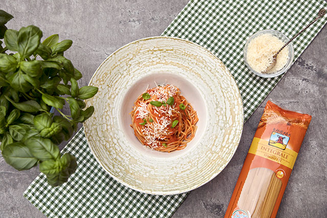 Spaghetti integrale cu sos de rosii - reteta de post P
