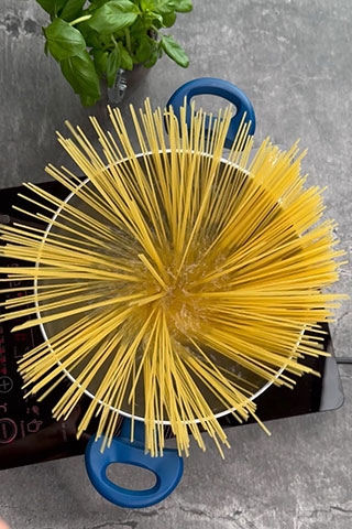 spaghetti all'Amatriciana diva in bucatarie 7