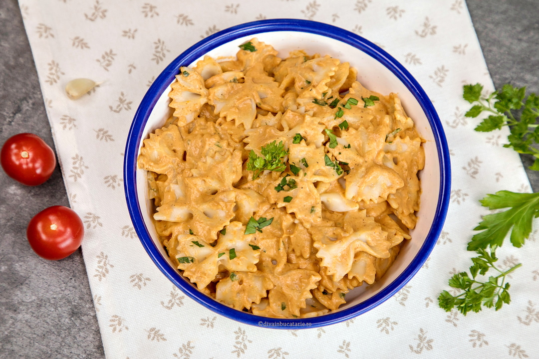 Paste cu sos cremos de ceapa rosii si mascarpone B