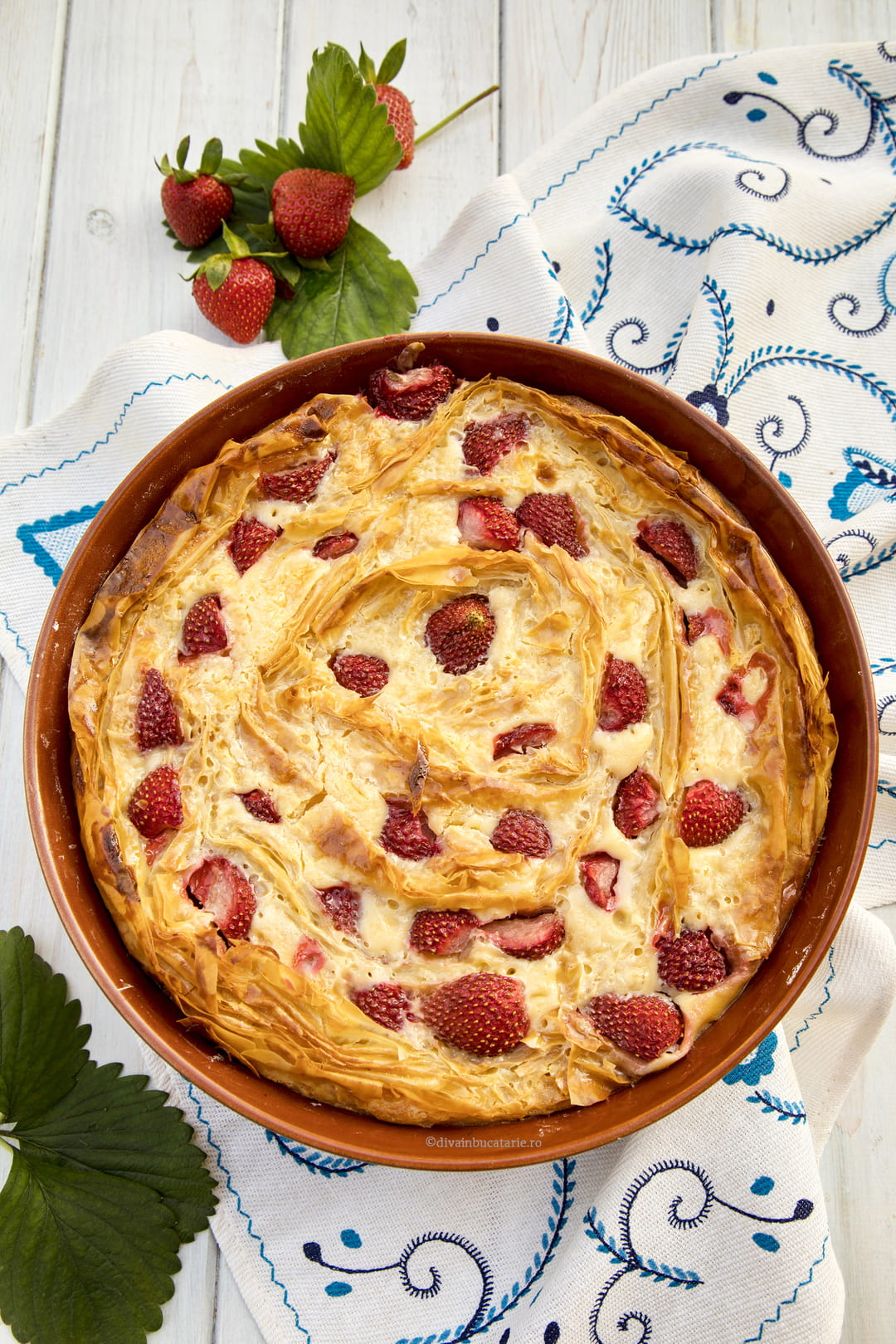 placinta greceasca cu foi incretite si capsuni soufra A