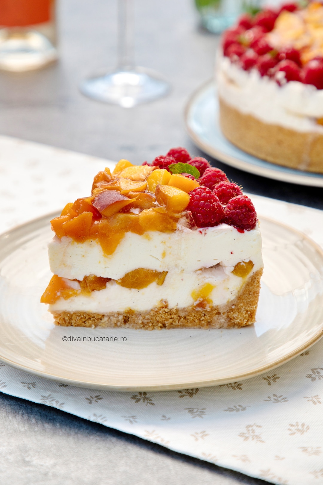 cheesecake fara coacere cu piersici si zmeura D