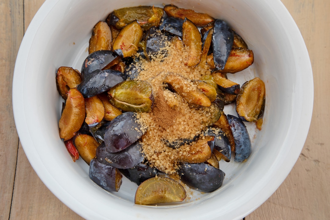 crumble cu prune si nuca 2