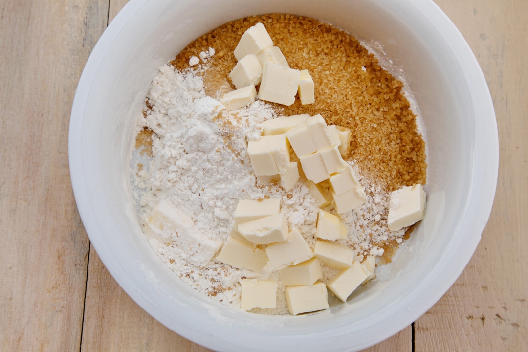 crumble cu prune si nuca 4