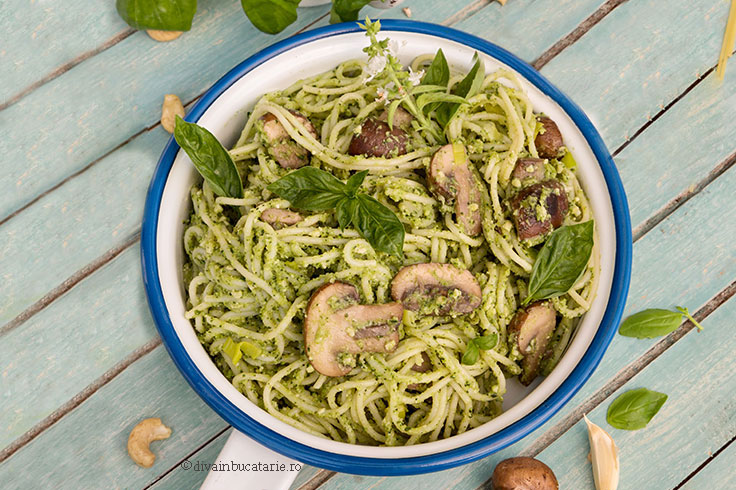 spaghetti-cu-ciuperci-praz-si-pesto-vegan-de-broccoli-o.jpg