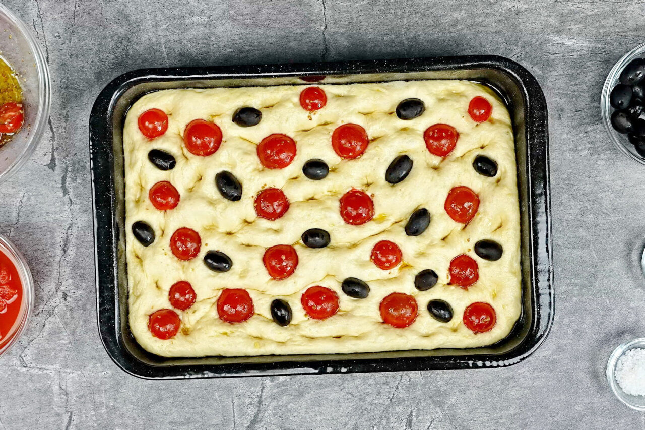 foccacia cu rosii si masline 5