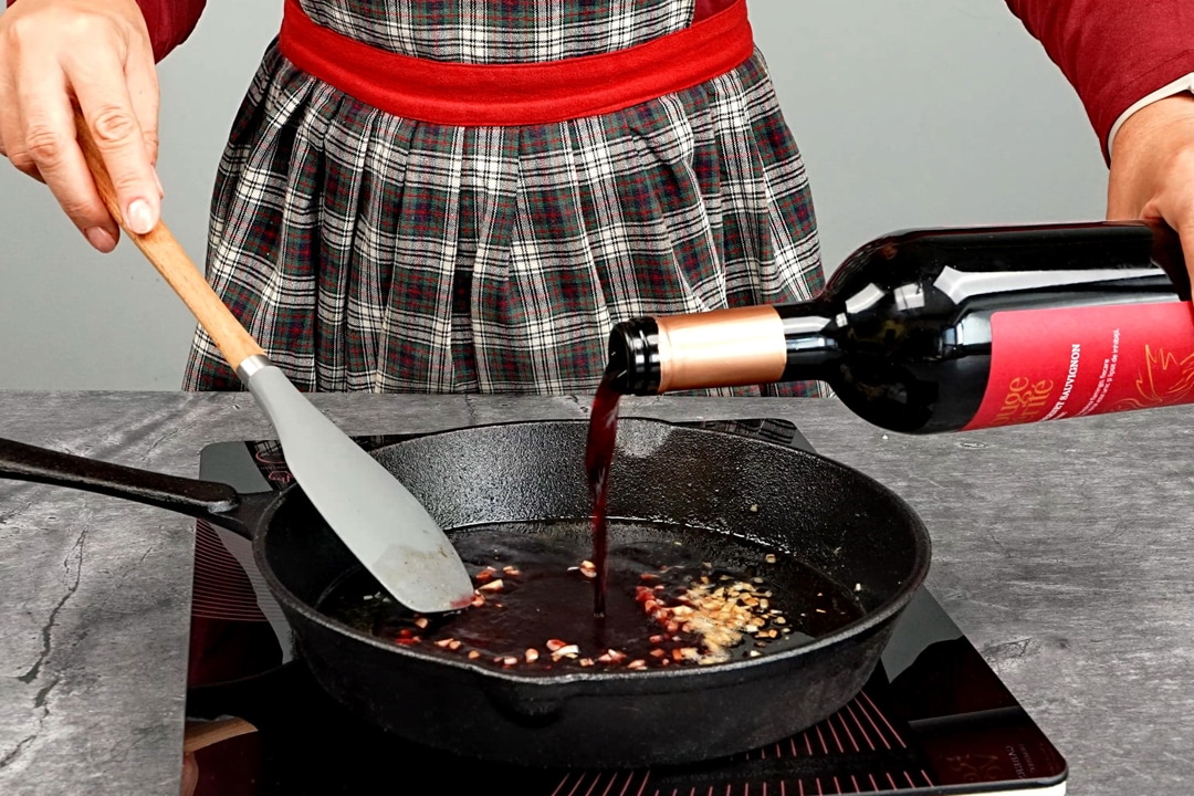 muschiulet de porc cu sos de rosii si usturoi 5