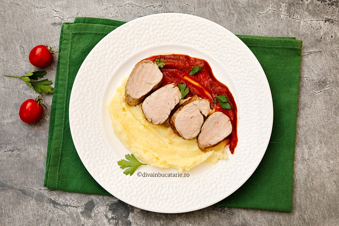Muschiuleț de porc cu sos de rosii si usturoi B