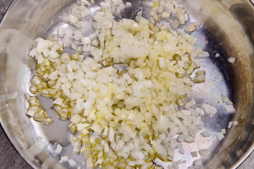 Conopida in sos curry rosu 1