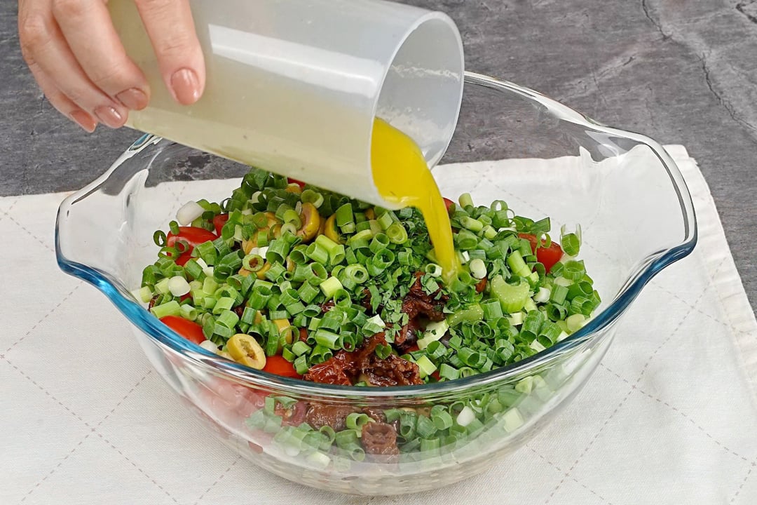 Salata cu naut si legume proaspete 4