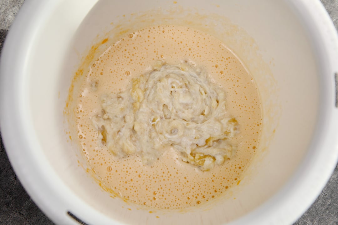 briose umede cu banane si ciocolata 4