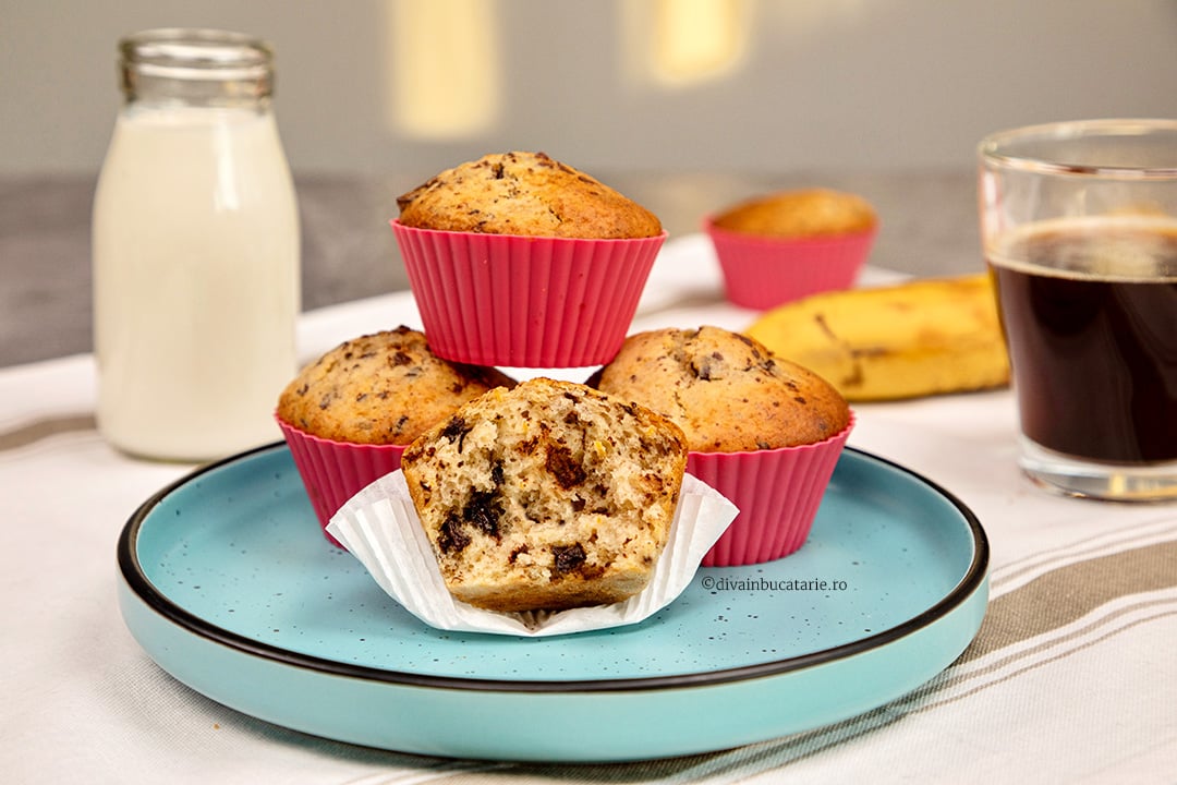 briose umede cu banane si ciocolata B