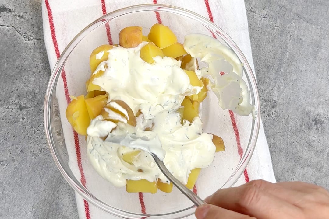 salata de cartofi cu iaurt si marar 4
